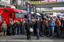 La foule se presse devant les camions ducati