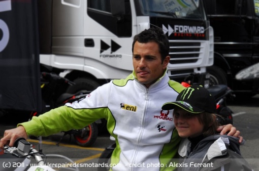Randy De Puniet sur les paddocks