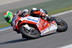 Davide Giugliano survole le Superstock 1000