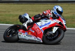 Carlos Checa offre sa 300ème victoire à Ducati en WSBK