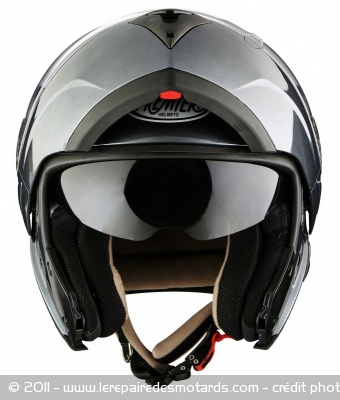 Le casque est doté d'un écran interne fumé
