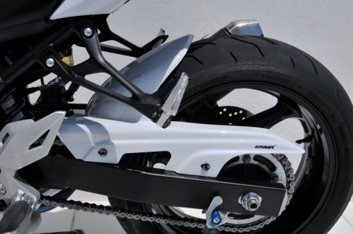 Ermax équipe la GSR 750 blanche des roues au guidon
