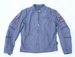 Helston's sort son nouveau blouson l'Ali