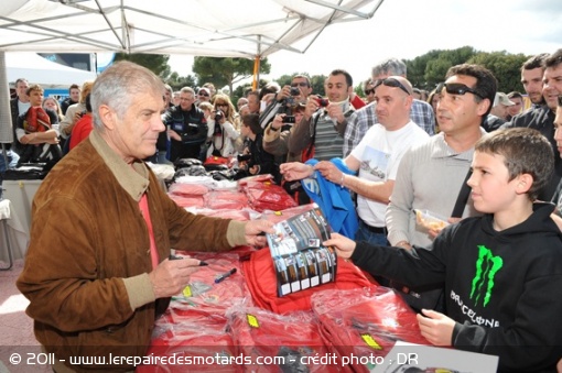 Agostini présent pour une séance de dédicaces au salon