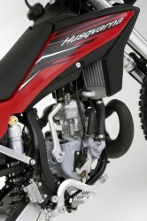 La Husqvarna CR 65 est dotée d'un monocylindre 2 temps à refroidissement liquide