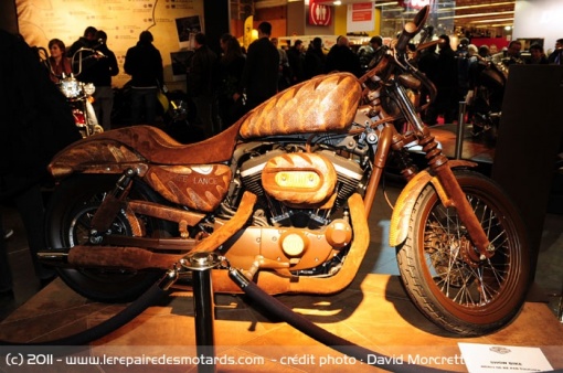 Moto en pyton et crocodile chez Harley Davidson