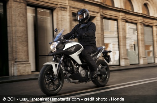 Trail crossover Honda NC700X sur route