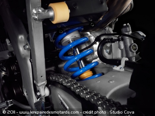 La suspension arrière est optimisée pour l'enduro