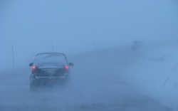 Rouler à moto dans le brouillard.