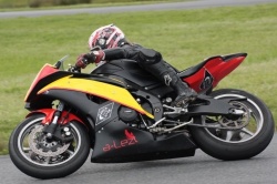 Sandrine Sunsun sur sa Yamaha YZF-R6 Black Edition - Crédit photo : 