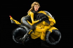 Une artiste crée des motos à partir de femmes nues