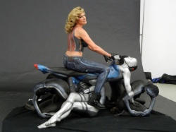 Une artiste crée des motos à partir de femmes nues