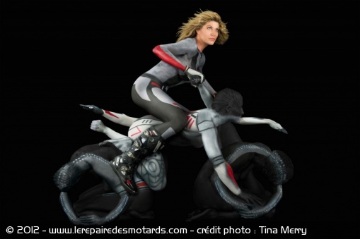 Une artiste crée des motos à partir de femmes nues