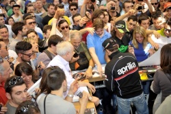 Biaggi en pleine séance de dédicaces
