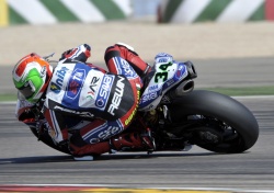 Davide Giugliano teste les pneus de 17''