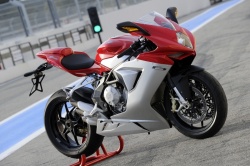 La nouvelle MV Agusta F3 chaussée de pneus Pirelli Diablo Rosso Corsa