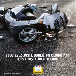 Des véhicules accidentés exposés dans Paris