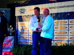 Angiolo Baragli (MC Castiglion Fiorentino) reçoit le Trophée de la meilleure Organisation des mains d'Olivier Godallier (FIM)