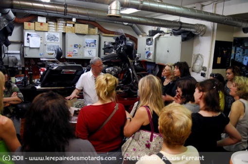 Le public est attentif au cours de mécanique