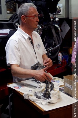 Jean-Marc, le chef d'atelier, détail le fonctionnement de l'embrayage