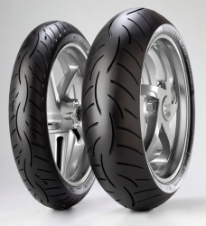 Le Metzeler Roadtec Z8 Interact élu meilleur pneu Sport Touring sur sol mouillé