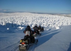 Roulage et Stage de pilotage motos sur glace en Laponie Suédoise
