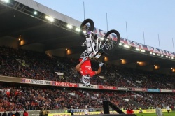 Christophe Bruand durant le de ses show Trials au Parc des Princes à Paris
