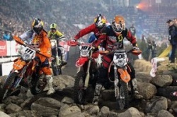 Nemeth à la lutte avec Blazusiak et Knight