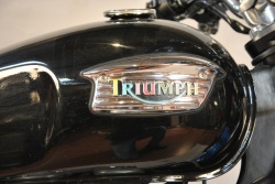 Triumph Bonnveille édition limitée Paul Smith côté