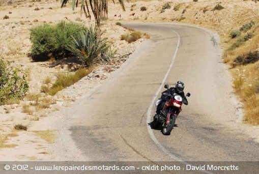 Tunisia Rally Tour : Catherine sur Aprilia Pegaso