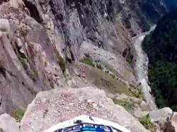 Vidéo : Adam Riemann au bord du gouffre
