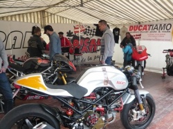 Caf&eacute; Racer a stand radical Ducati