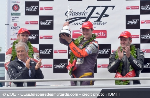 Agostini applaudit Dunlop, Linsdell et Coward sur le podium