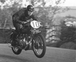 Alex Phillip sur la Vincent HRD Series B Rapide - Crédit photo : Mortons Archive