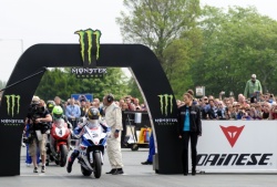 Guy Martin au départ de la course Superbike Dainese au Tourist Trophy 2012