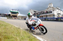 TT Classic : Giacomo Agostini au tour d'honneur - Photo : IOMTT