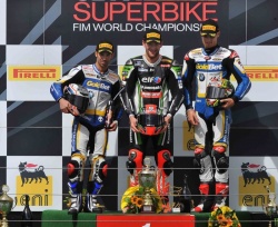 Melandri, Sykes et Davies sur le podium de la 1ère course - Crédit photo : WorldSBK