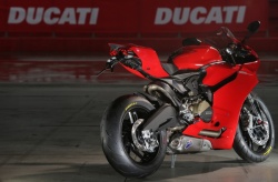 La Ducati 899 Panigale chaussée de Diablo Rosso Corsa