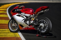 La MV Agusta F4 chaussée de pneus Pirelli Diablo Supercorsa SP