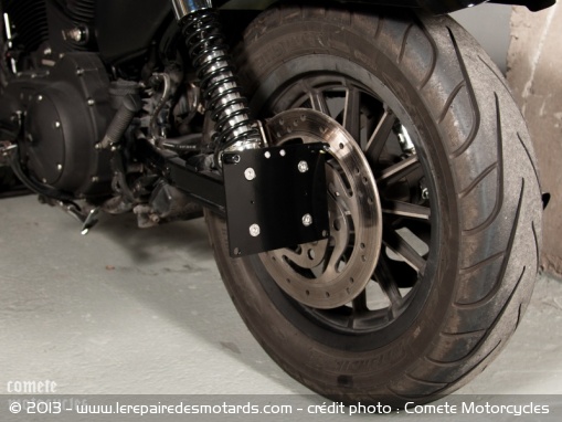 Plaque latérale sur sabre et sur amortisseur Comete Motorcycles