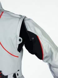 La veste se transforme en gilet grâce à ses manches amovibles