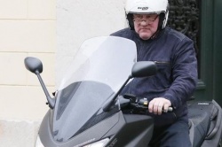 L'acteur Depardieu au guidon de son scooter (c) Photo Kenzo Tribouillard . AFP