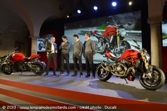 Claudio Domenicali (Directeur de Ducati), Giulio Malagoli (Ingénieur en chef du projet), Gianandrea Fabbro(Designer) et Paolo Quattrino lors de la présentation du Monster 1200S