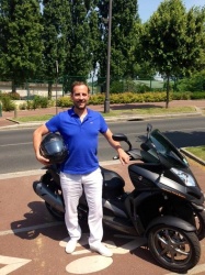 Fred Testot succombe au scooter Quadro 350S