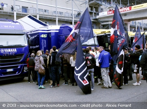 Les fans de Lorenzo venus en masse devant les camions Yamaha