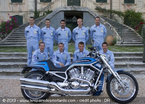 Une Harley-Davidson aux couleurs de la Patrouille de France