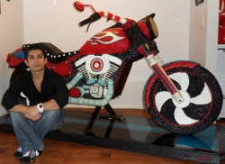 Cristiam Ramos avec la moto en bonbona