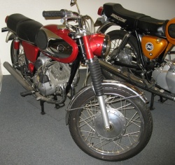 2 motos Bridgestone au Salon Moto Légende