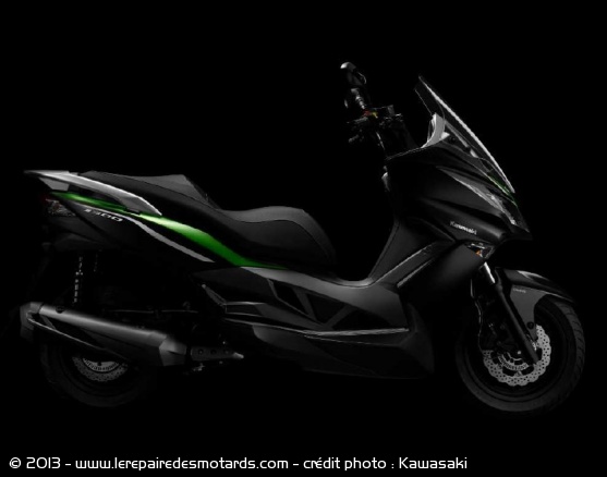 Kawasaki officialise son maxi-scooter J300