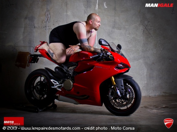 Des hommes en bikini pour sublimer la 1199 Panigale
